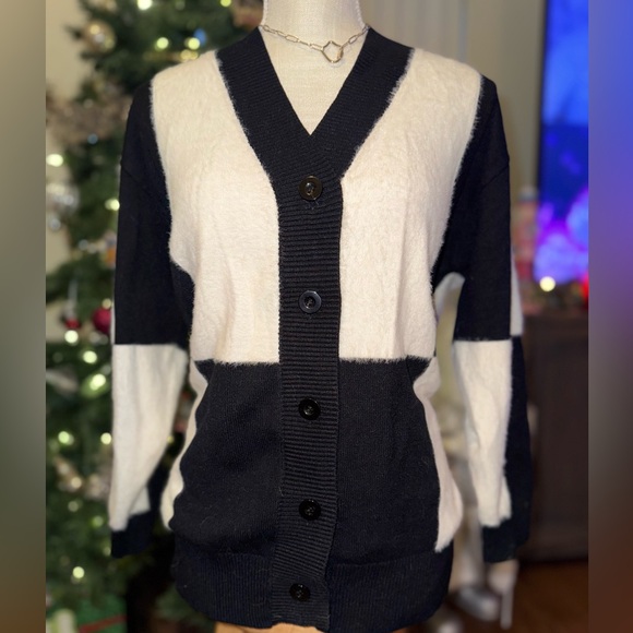 ☃️BOGO50%☃️ 🆕🖤EESOME: Large Checkered Woven Button Front Cardigan SIZE S/M - Picture 8 of 14